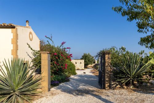Villa  Pizzuta Villa avec piscine privée à Noto, Sicile, Italie pour 6 personnes. La maison est située dans une zone rurale proche de la plage et se trouve à 2 km de la mer....