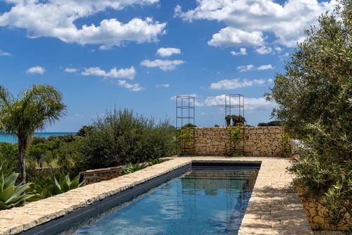 Villa  Pizzuta Villa mit privatem Pool in Noto, Sizilien, Italien für 6 Personen. Das Ferienhaus befindet sich in einer ländlichen Strandgegend und ist 2 km vom Strand entfernt....