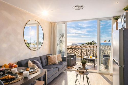 Casa Mira Wunderbare und komfortable Wohnung in Mijas Costa, Andalusien, Spanien mit Gemeinschaftspool für 3 Personen. Die Wohnung befindet sich in einer Ferienanlage, in einem Wohngebiet am Strand, in der Nähe von Restaurants und Bars, Geschäften und Supermärkten, 500 m vom Strand Riviera del Sol und 0,5 km vom Mittelmeer entfernt....