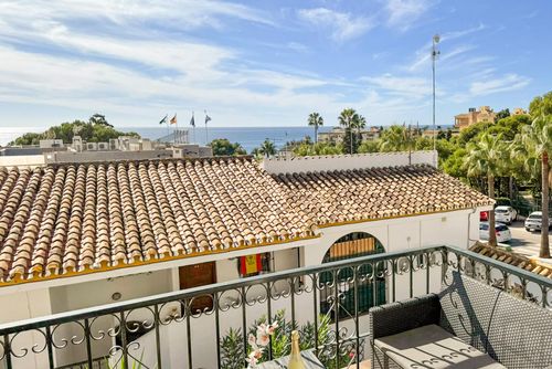Casa Mira Maravilloso y cómodo apartamento en Mijas Costa, Andalucía, España, con piscina comunitaria para 3 personas. El apartamento está situado en un complejo vacacional, en una zona residencial de playa, cerca de restaurantes y bares, tiendas y supermercados, a 500 m de la playa Riviera del Sol y a 0,5 km del Mar Mediterráneo....
