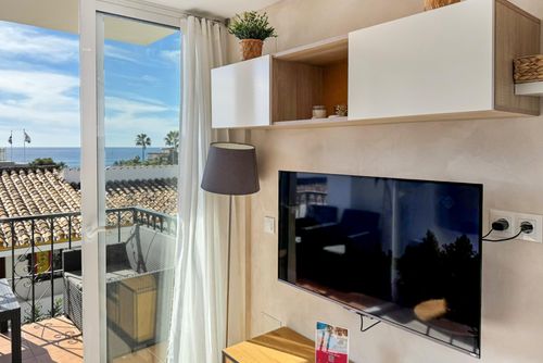 Casa Mira Maravilloso y cómodo apartamento con piscina comunitaria en Mijas Costa, Andalucía, España para 3 personas. El apartamento se encuentra en un complejo turístico, en una zona residencial de playa, cerca de restaurantes y bares, tiendas y supermercados, a 500 m de la playa Riviera del Sol y a 0....