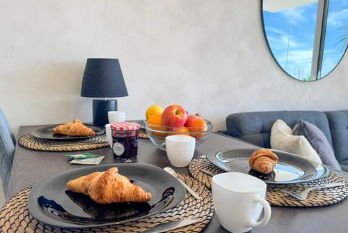 Casa Mira Maravilloso y cómodo apartamento en Mijas Costa, Andalucía, España para 3 personas. El apartamento está situado en una zona residencial cercana a la playa, cerca de restaurantes, bares y supermercados, a solo 500 m de la playa Riviera del Sol y a 0....