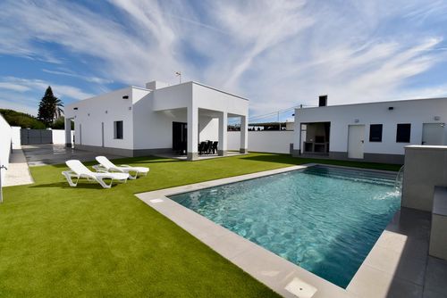 Santorini Villa moderne et luxueuse avec piscine privée à Chiclana de la Frontera, Costa de la Luz, Espagne pour 12 personnes. La maison est située dans une zone rurale proche de la plage et se trouve à 4 km de Chiclana....