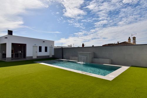 Santorini Villa moderne et luxueuse avec piscine privée à Chiclana de la Frontera, Costa de la Luz, Espagne pour 12 personnes. La maison est située dans une zone rurale proche de la plage et se trouve à 4 km de Chiclana....