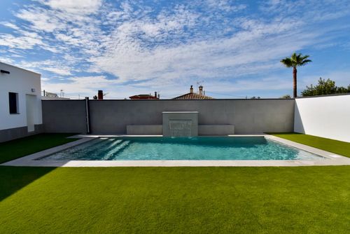 Santorini Moderne und luxuriöse Villa mit privatem Pool in Chiclana de la Frontera, Costa de la Luz, Spanien für 12 Personen. Das Haus befindet sich in einer ländlichen Strandgegend und ist 4 km von Chiclana entfernt....