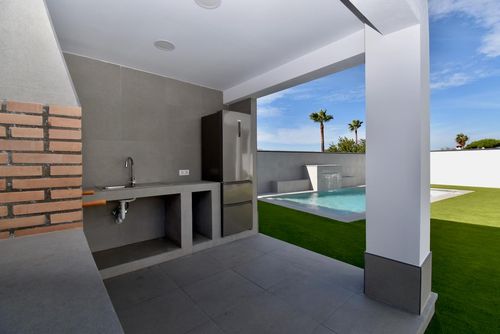 Santorini Moderna y lujosa villa con piscina privada en Chiclana de la Frontera, Costa de la Luz, España, para 12 personas. La casa se encuentra en una zona rural cerca de la playa y está a 4 km de Chiclana....