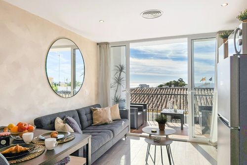 Casa Mira Winter Wonderful and comfortable apartment with communal pool in Mijas Costa, Andalusia, Spain for 3 persons. The apartment is situated in a holiday complex, in a residential beach area, close to restaurants and bars, shops and supermarkets, 500 m from Riviera del Sol beach and 0....