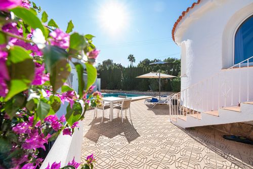 Villa Sophie II - by Holiday Rentals Villamar Moderna y alegre villa con piscina privada en Benissa, Costa Blanca, España, para 4 personas. La casa se encuentra en una zona costera, boscosa y residencial, a 2 km de la playa Cala Advocat y a 6 km de Moraira....