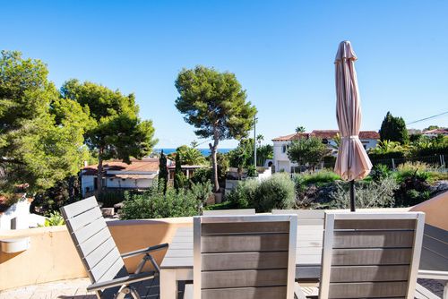 Villa Sophie II - by Holiday Rentals Villamar Moderna y alegre villa con piscina privada en Benissa, Costa Blanca, España, para 4 personas. La casa se encuentra en una zona costera, boscosa y residencial, a 2 km de la playa Cala Advocat y a 6 km de Moraira....