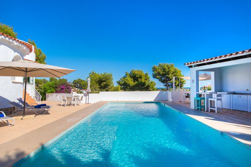 Villa Sophie II - by Holiday Rentals Villamar Villa moderne et joyeuse à Benissa, Costa Blanca, Espagne, avec piscine privée pour 4 personnes. La maison est située dans un quartier côtier, boisé et résidentiel, à 2 km de la plage de Cala Advocat et à 6 km de Moraira....