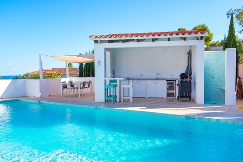 Villa Sophie II - by Holiday Rentals Villamar Moderna y alegre villa con piscina privada en Benissa, Costa Blanca, España, para 4 personas. La casa se encuentra en una zona costera, boscosa y residencial, a 2 km de la playa Cala Advocat y a 6 km de Moraira....