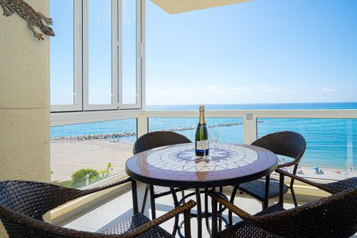 Alteamar Beautiful and cheerful apartment in Altea, Costa Blanca, Spain with communal pool for 6 persons. The apartment is situated in an urban beach area, close to restaurants and bars, shops and supermarkets, just 25 m from Platja de l'Espigó beach and 0....
