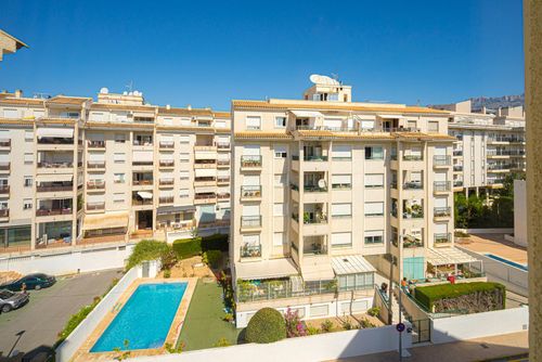 Alteamar Prachtig en vrolijk appartement in Altea, Costa Blanca, Spanje met gemeenschappelijk zwembad voor 6 personen. Het appartement is gelegen in een urban strandgebied, dicht bij restaurants en bars, winkels en supermarkten, slechts 25 meter van het Platja de l'Espigó strand en 0,025 km van de Middellandse Zee....