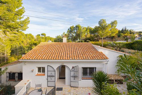 Casa Sabina Schönes und komfortables Haus mit privatem Pool in Altea, Costa Blanca, Spanien für 6 Personen. Das Haus verfügt über 3 Schlafzimmer und 2 Badezimmer, verteilt auf 2 Ebenen....