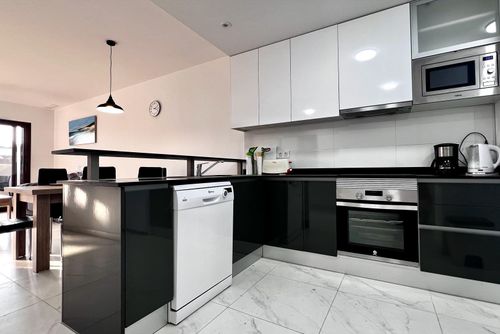 Casa Jose Schitterend en vrolijk appartement met gemeenschappelijk zwembad in San Juan de los Terreros, Andalusië, Spanje voor 4 personen. Het appartement is gelegen in een vakantiecomplex in een residentieel en bergachtig strandgebied, dicht bij restaurants en bars, supermarkten en een tennisbaan, en op 500 m van Playa Nardos strand....