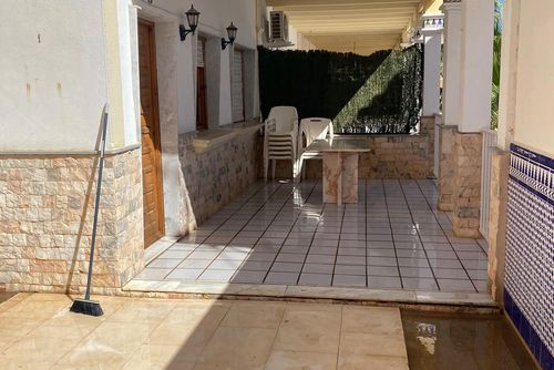 Casa Unamuno Casa rústica y clásica con piscina comunitaria en San Juan de los Terreros, Andalucía, España para 6 personas. La casa está situada en un complejo turístico, en una zona residencial y montañosa cerca de la playa, a pocos pasos de tiendas y supermercados, y a 100 m de la playa....