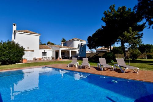 Dos Torres Große und klassische Villa in Chiclana de la Frontera, Costa de la Luz, Spanien, mit privatem Pool für 8 Personen. Das Haus befindet sich in einem Wohngebiet in Strandnähe und ist 6 km von El Colorado entfernt....