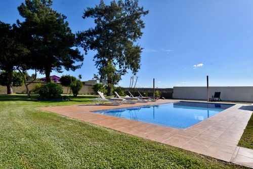Dos Torres Große und klassische Villa mit privatem Pool in Chiclana de la Frontera, Costa de la Luz, Spanien für 8 Personen. Das Haus befindet sich in einem Wohngebiet in Strandnähe und ist 6 km von El Colorado entfernt....