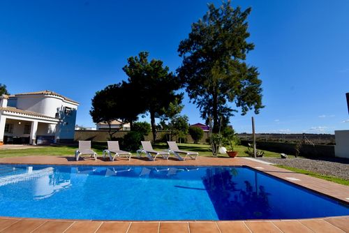 Dos Torres Amplia y clásica villa con piscina privada en Chiclana de la Frontera, Costa de la Luz, España, para 8 personas. La casa está situada en una zona residencial de playa y se encuentra a 6 km de El Colorado....