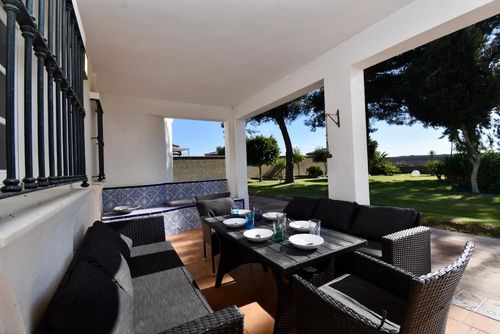 Dos Torres Große und klassische Villa in Chiclana de la Frontera, Costa de la Luz, Spanien, mit privatem Pool für 8 Personen. Das Haus befindet sich in einem Wohngebiet in Strandnähe und ist 6 km von El Colorado entfernt....