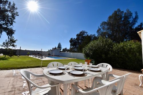 Dos Torres Amplia y clásica villa con piscina privada en Chiclana de la Frontera, Costa de la Luz, España, para 8 personas. La casa se encuentra en una zona residencial costera y está a 6 km de El Colorado....
