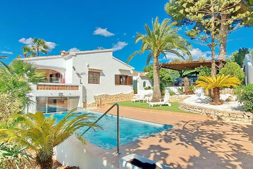 Villa Mar Arabigo Geweldige en klassieke villa met privézwembad in Moraira, Costa Blanca, Spanje voor 4 personen. Het huis is gelegen in een residentieel strandgebied en ligt op 1 km van het L'Ampolla-strand....