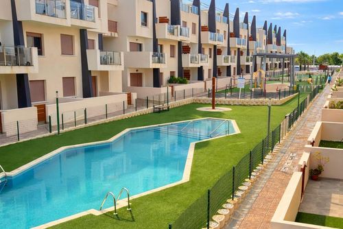 Bianca Beach Apartment Mooie en vrolijke appartement in Mil Palmeras, Costa Blanca, Spanje met een gemeenschappelijk zwembad voor 5 personen. Het appartement is gelegen in een residentieel strandgebied, dicht bij restaurants, bars en winkels, en ligt op 200 m van het strand....