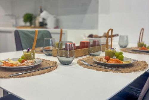 Bianca Beach Apartment Beautiful and cheerful apartment in Mil Palmeras, Costa Blanca, Spain with a communal pool for 5 persons. The apartment is situated in a residential beach area, close to restaurants, bars, and shops, and is 200 m from the beach....