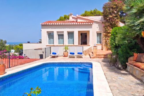 Casa Horizont Geweldig en prachtig vakantiehuis in Denia, Costa Blanca, Spanje met verwarmd zwembad voor 6 personen. Het huis is gelegen in een stedelijk gebied en ligt op 4 km van het strand van Denia....