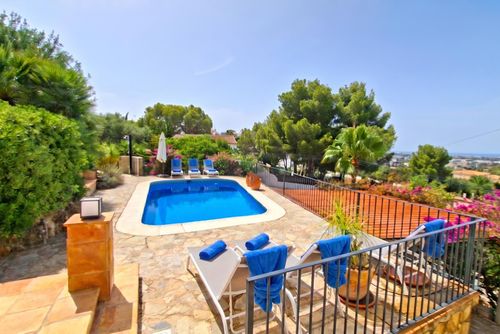 Casa Horizont Geweldig en prachtig vakantiehuis in Denia, Costa Blanca, Spanje met verwarmd zwembad voor 6 personen. Het huis is gelegen in een stedelijk gebied en ligt op 4 km van het strand van Denia....