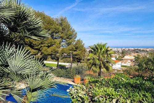 Casa Horizont Geweldig en prachtig vakantiehuis met verwarmd zwembad in Denia, Costa Blanca, Spanje voor 6 personen. Het huis is gelegen in een stedelijk gebied en ligt op 4 km van het strand van Denia....