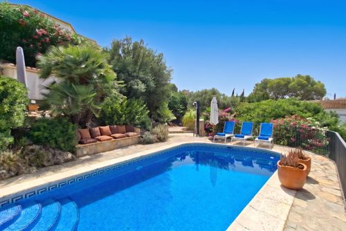 Casa Horizont Geweldig en prachtig vakantiehuis met verwarmd zwembad in Denia, Costa Blanca, Spanje voor 6 personen. Het huis is gelegen in een stedelijk gebied en ligt op 4 km van het strand van Denia....