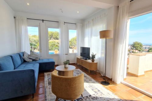Casa Horizont Geweldig en prachtig vakantiehuis in Denia, Costa Blanca, Spanje met verwarmd zwembad voor 6 personen. Het huis is gelegen in een stedelijk gebied en ligt op 4 km van het strand van Denia....