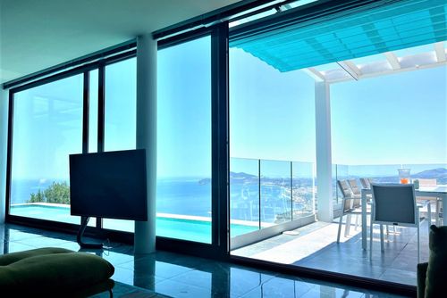 Apartamento Altea Gales Winter Casa de vacaciones moderna y lujosa en Altea, Costa Blanca, España, con piscina climatizada para 4 personas. La casa está situada en una zona costera, residencial y montañosa....
