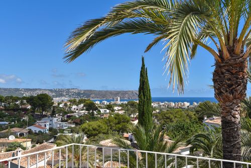 Pa Capona 4 pax Prachtige en vrolijke villa in Jávea, Costa Blanca, Spanje met een privézwembad voor 4 personen. Het huis is gelegen in een stedelijk strandgebied....