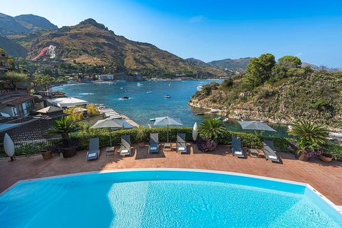 Villa Tao Bay Villa mit privatem Pool in Taormina, Sizilien, Italien für 12 Personen. Das Ferienhaus befindet sich in einem Wohnstrandgebiet und ist nur 25 m vom Strand entfernt....