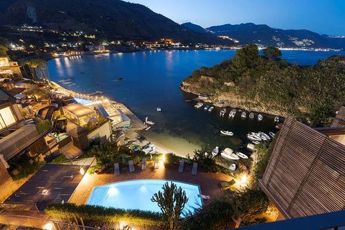 Villa Tao Bay Villa de luxe avec piscine privée à Taormina, Sicile, Italie pour 12 personnes. La villa est située dans un quartier résidentiel en bord de mer et se trouve à 25 m de la plage....