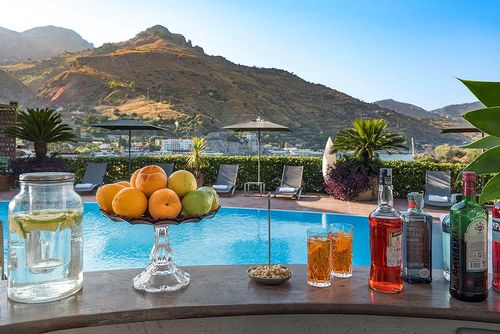 Villa Tao Bay Villa de luxe avec piscine privée à Taormina, Sicile, Italie pour 12 personnes. La villa est située dans un quartier résidentiel en bord de mer et se trouve à 25 m de la plage....