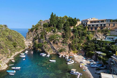 Villa Tao Bay Villa avec piscine privée à Taormina, Sicile, Italie pour 12 personnes. La maison est située dans un quartier résidentiel en bord de mer et se trouve à 25 m de la plage....