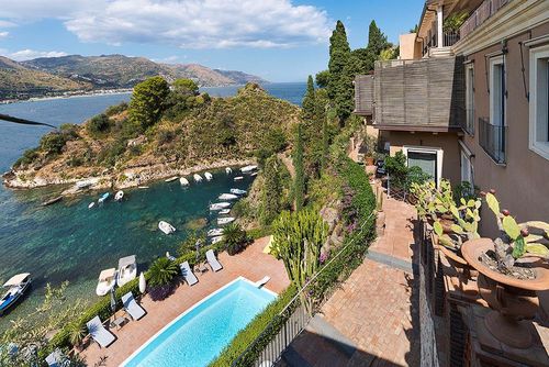 Villa Tao Bay Villa avec piscine privée à Taormina, Sicile, Italie pour 12 personnes. La maison est située dans un quartier résidentiel en bord de mer et se trouve à 25 m de la plage....