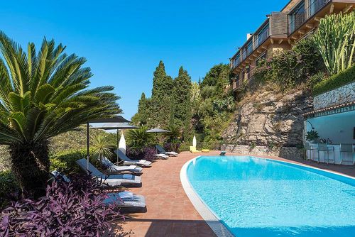 Villa Tao Bay Villa mit privatem Pool in Taormina, Sizilien, Italien für 12 Personen. Das Ferienhaus befindet sich in einem Wohnstrandgebiet und ist nur 25 m vom Strand entfernt....