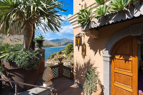 Villa Tao Bay Villa de luxe avec piscine privée à Taormina, Sicile, Italie pour 12 personnes. La villa est située dans un quartier résidentiel en bord de mer et se trouve à 25 m de la plage....