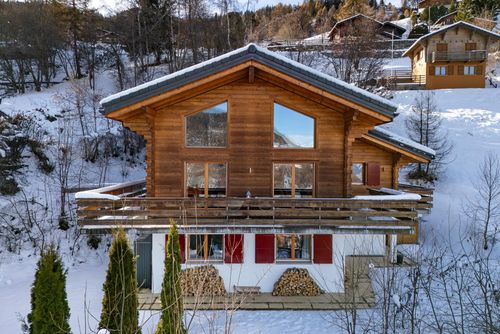Chalet Renard Roux Modernes und komfortables Ferienhaus in La Tzoumaz, 4 Täler, Schweiz für 10 Personen. Das Haus befindet sich in einer gebirgigen Gegend....