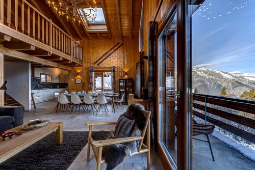 Chalet Renard Roux Maison de vacances moderne et confortable à La Tzoumaz, 4 Vallées, Suisse, pour 10 personnes. La maison est située dans une zone montagneuse....