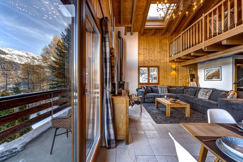 Chalet Renard Roux Modernes und komfortables Ferienhaus in La Tzoumaz, 4 Täler, Schweiz für 10 Personen. Das Haus befindet sich in einer gebirgigen Gegend....