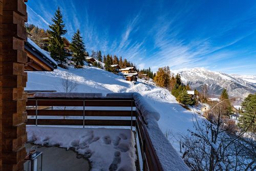 Chalet Renard Roux Modernes und komfortables Ferienhaus in La Tzoumaz, 4 Täler, Schweiz für 10 Personen. Das Haus befindet sich in einer gebirgigen Gegend....