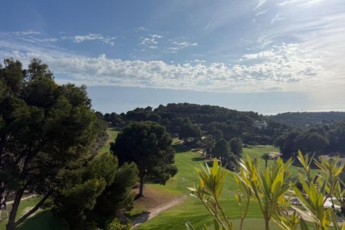 Altea Golf Superbe et confortable appartement avec piscine commune à Altea, Costa Blanca, Espagne, pour 4 personnes. L'appartement est situé dans un complexe de golf, dans une zone côtière, vallonnée et résidentielle, à proximité de restaurants et de bars, et à 2 km de la plage de Playa de la Olla....