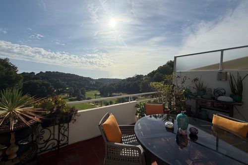 Altea Golf Wonderful and comfortable apartment with communal pool in Altea, Costa Blanca, Spain for 4 persons. The apartment is situated in a golf resort, in a coastal, hilly and residential area, close to restaurants and bars and 2 km from Playa de la Olla beach....