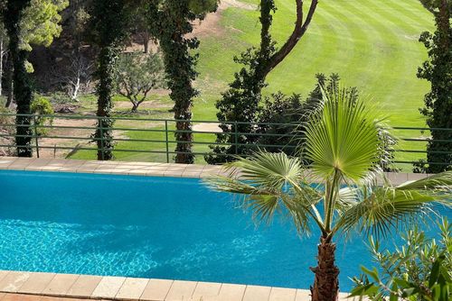Altea Golf Wunderschöne und komfortable Wohnung in Altea, Costa Blanca, Spanien, mit Gemeinschaftspool für 4 Personen. Die Wohnung befindet sich in einem Golfresort, in einer küstennahen, hügeligen und Wohngegend, in der Nähe von Restaurants und Bars und 2 km vom Playa de la Olla Strand entfernt....