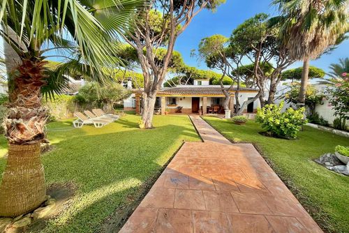 Salina Villa in Chiclana de la Frontera, Costa de la Luz, Spanien für 9 Personen. Das Haus befindet sich in einem Wohngebiet am Strand, in der Nähe von Restaurants und Bars, Geschäften, Supermärkten und einem Tennisplatz, und ist 500 m vom Strand La Barrosa entfernt....